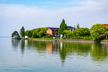 上海青浦淀山湖湖畔静谧风光村庄倒影