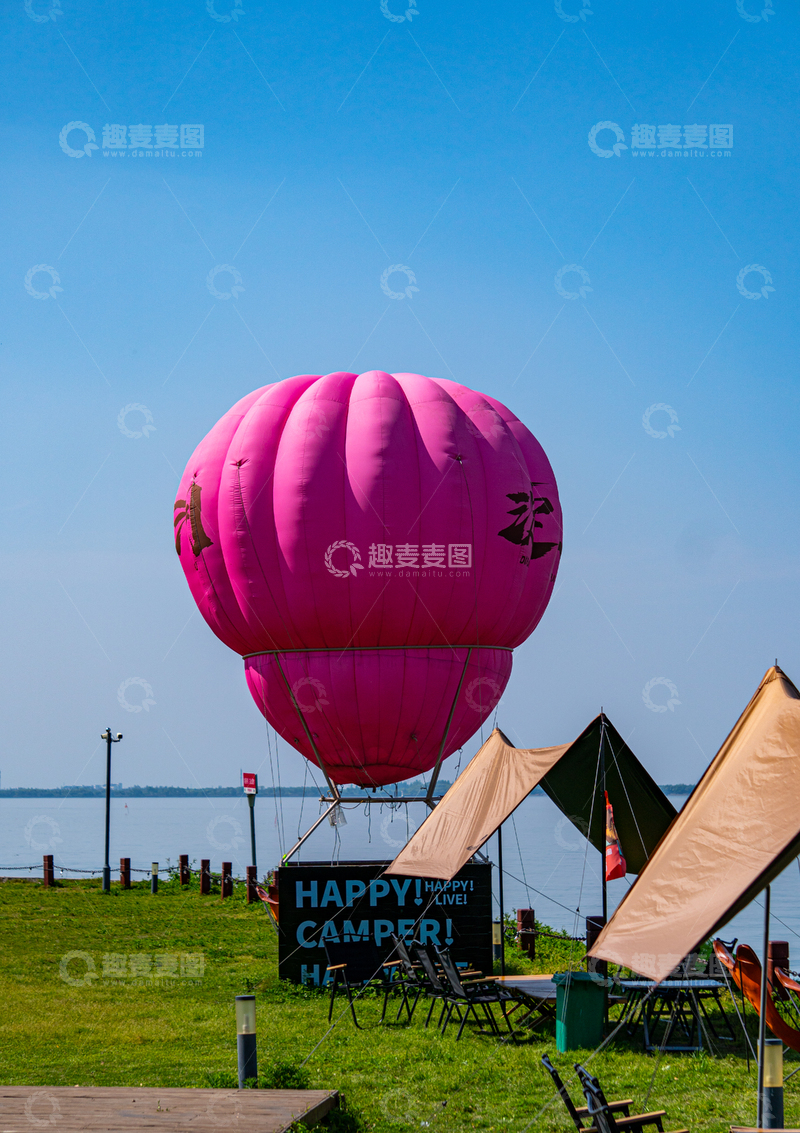 高清大图下载【趣麦麦图】-青浦淀山湖湖畔露营湾热气球风光