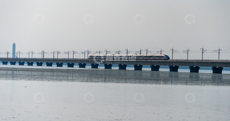 高清大图下载【趣麦麦图】中国高铁高速列车通过元荡湖桥梁风景摄影