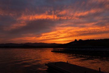 颐和园夕阳湖畔码头景色