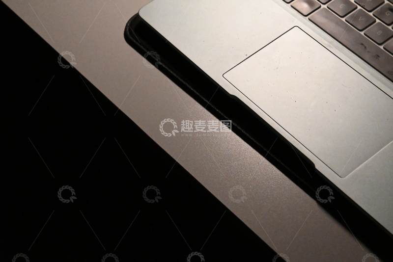 高清大图下载【趣麦麦图】银色笔记本电脑特写