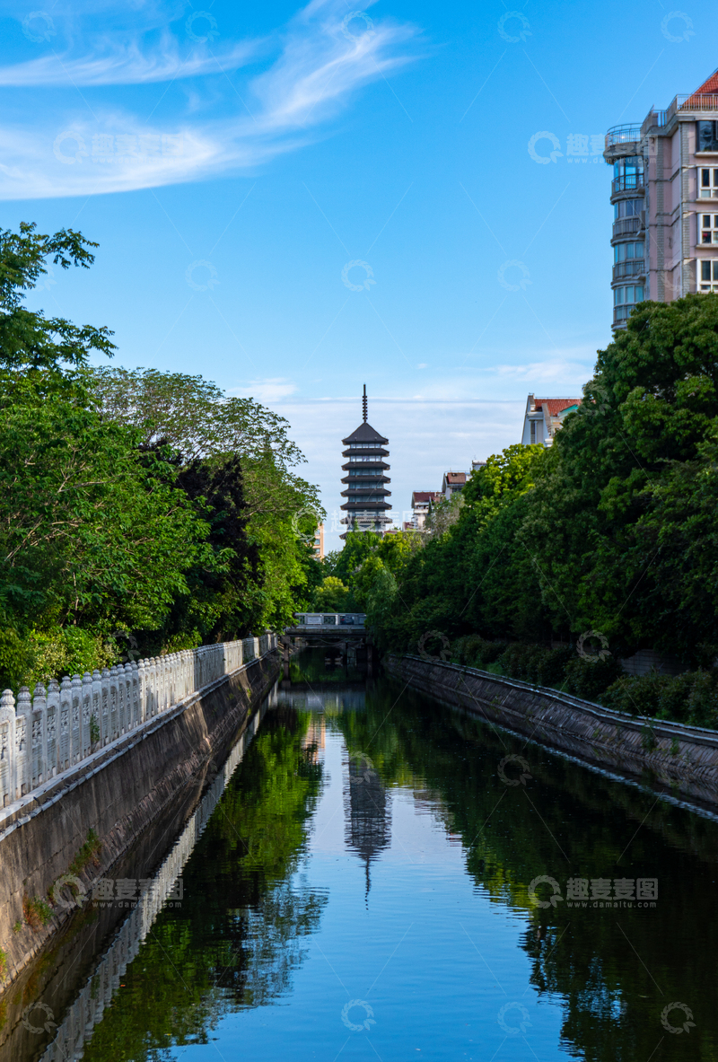 高清大图下载【趣麦麦图】-淞沪抗战纪念塔古城河畔宝塔美景