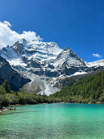 玉龙雪山下的蓝湖景观2