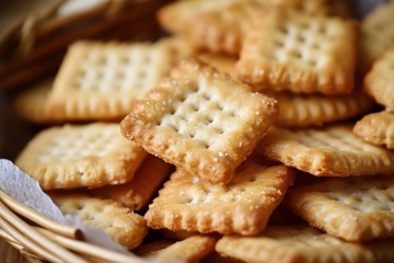 一盘美味的牛奶饼干