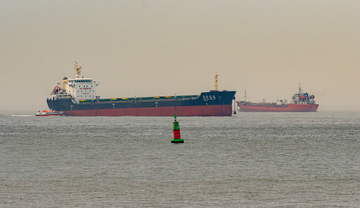 行驶在长江入海口的货船航行场景
