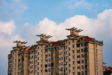 长江口沿江居民住宅建筑蓝天白云背景