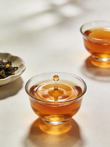 简约背景玻璃茶盏茶汤低落瞬间特写1