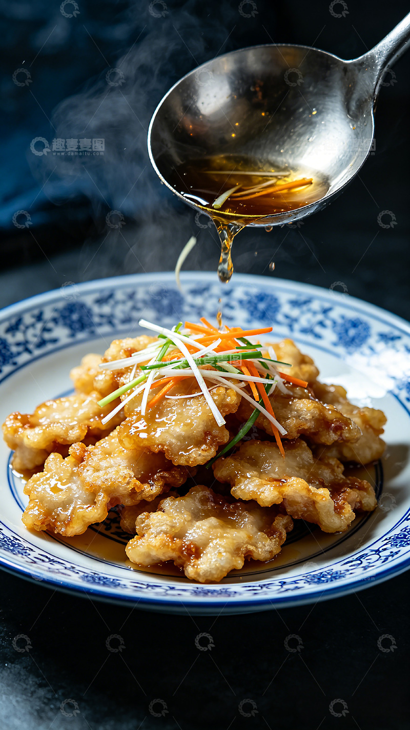 高清大图下载【趣麦麦图】锅包肉飞转在青花瓷的盘子