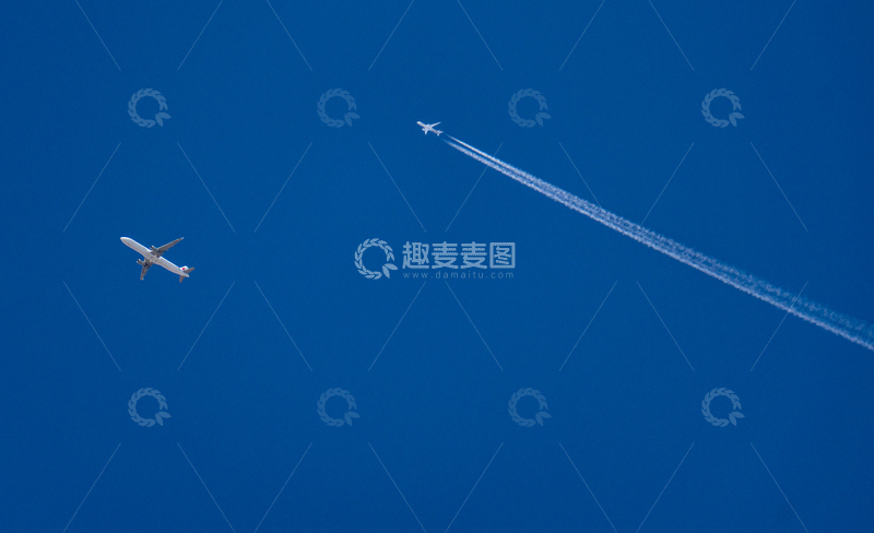 高清大图下载【趣麦麦图】不同高度的蓝天飞机竞赛轨迹摄影
