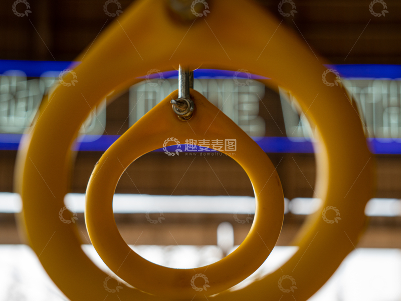 高清大图下载【趣麦麦图】环环相扣黄铜圆环建筑细节特写