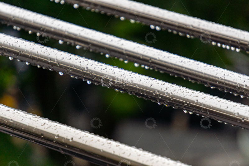 高清大图下载【趣麦麦图】雨后金属晾衣架栏杆水滴