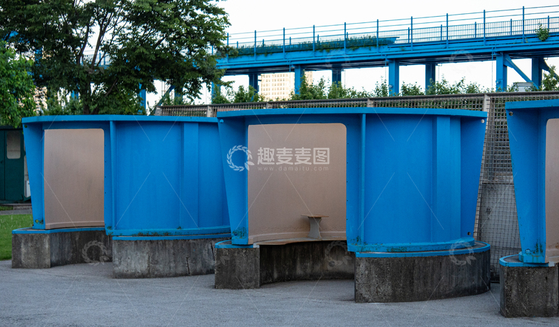 高清大图下载【趣麦麦图】-杨浦发电厂遗址公园蓝色工业设 施摄影图