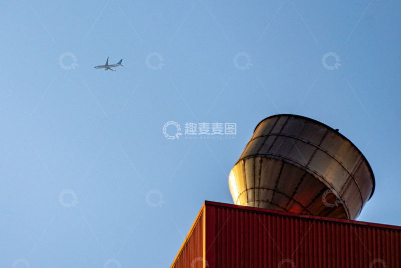 高清大图下载【趣麦麦图】杨浦发电厂遗址公园蓝天飞机建筑剪影