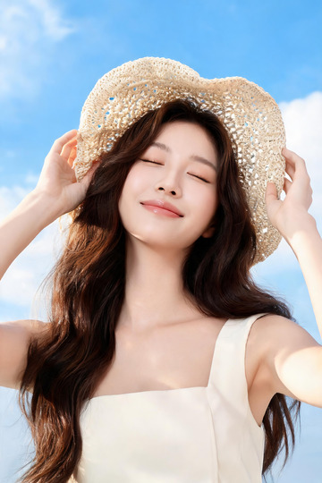 晴空草帽清新少女写真1