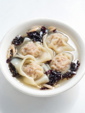 简约风清汤馄饨美食摄影素材