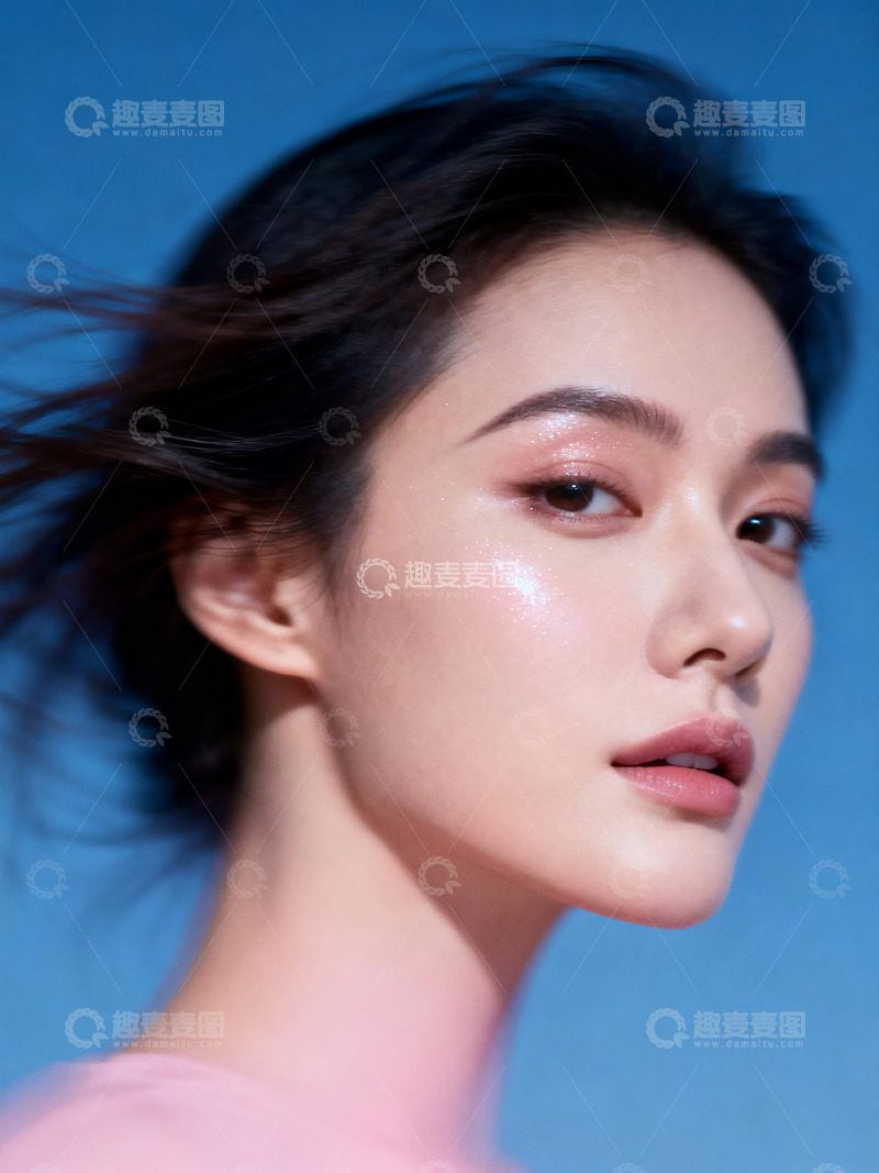 高清大图下载【趣麦麦图】蓝底清透闪片美妆人像时尚写真3