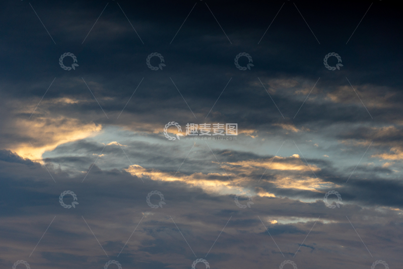 高清大图下载【趣麦麦图】写实风金色落日黄昏云层天空摄影素材