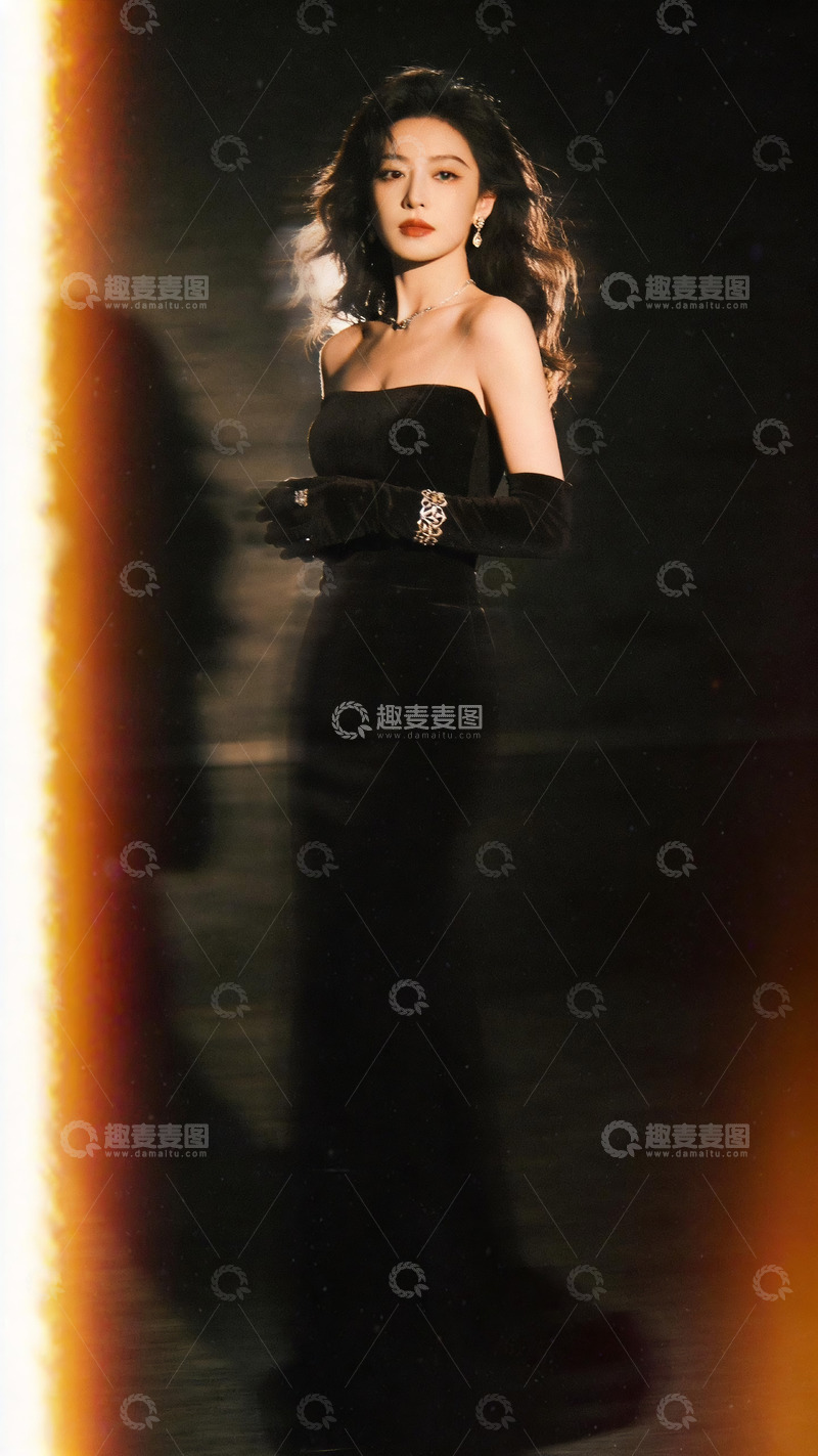 高清大图下载【趣麦麦图】-暖光黑丝绒抹胸礼服人像写真1