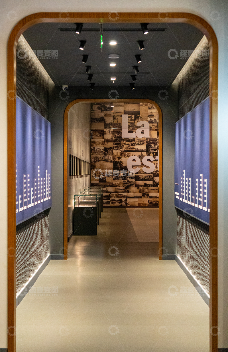高清大图下载【趣麦麦图】-淞沪抗战纪念馆内部展厅走廊设计素材