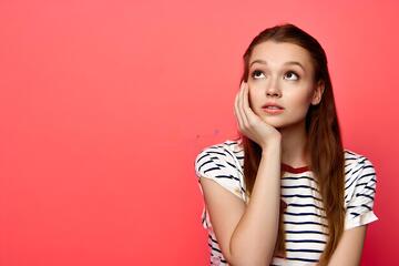 简约风少女思考姿态摄影素材