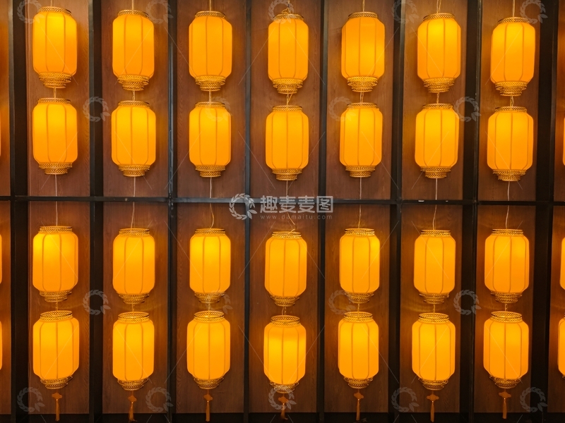 高清大图下载【趣麦麦图】店铺外墙暖光风灯笼阵列摄影素材