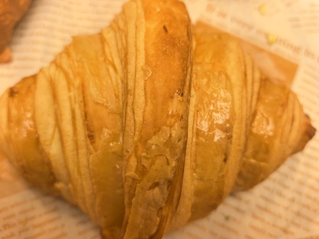 写实风金黄酥皮羊角面包美食素材
