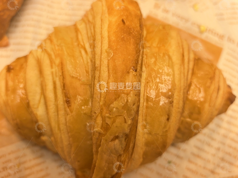 高清大图下载【趣麦麦图】写实风金黄酥皮羊角面包美食素材