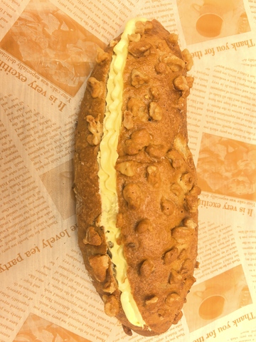 复古风奶油夹心坚果面包设计素材