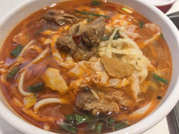 写实风酸辣汤面美食摄影素材