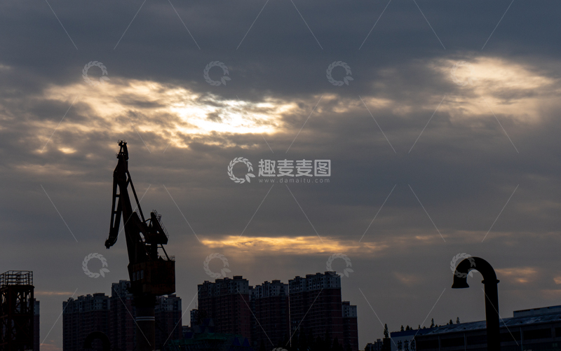 高清大图下载【趣麦麦图】-剪影风城市黄昏吊车建筑摄影素材
