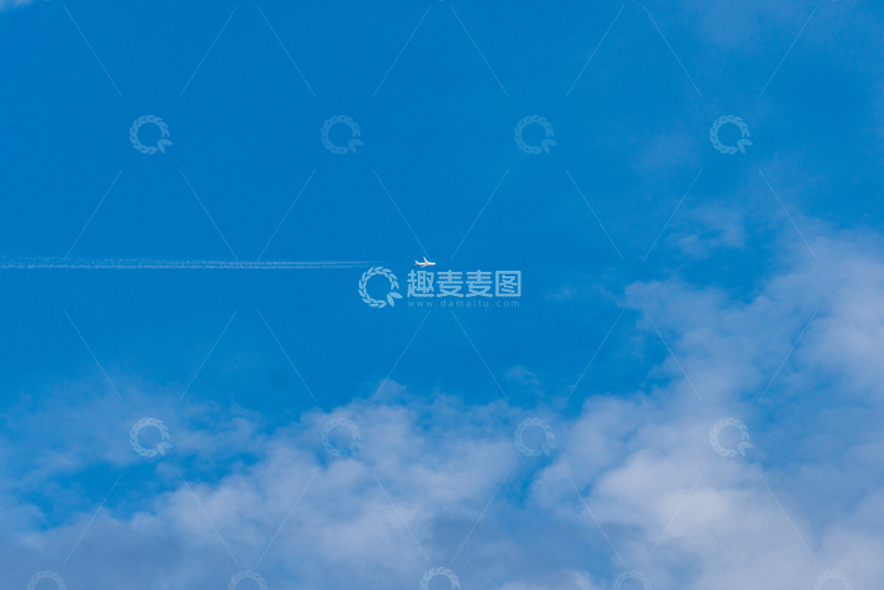 高清大图下载【趣麦麦图】写实风蓝天白云飞机航迹设计素材
