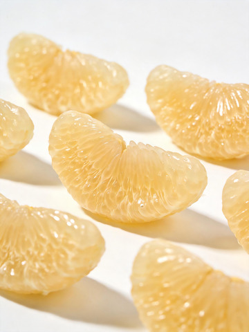 白底高清白蜜柚果肉瓣美食静物摄影3