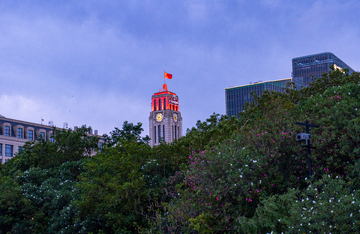 黄昏上海邮轮港钟楼建筑摄影素材