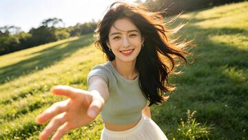 清新自然风户外微笑女性摄影素材