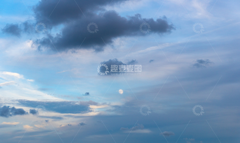 高清大图下载【趣麦麦图】真实拍摄风天空彩霞云朵月亮摄影素材