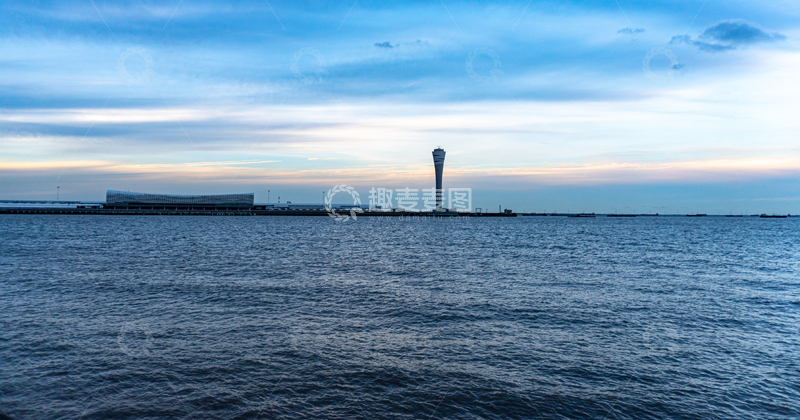 高清大图下载【趣麦麦图】-日落国际邮轮港港口灯塔彩霞海景摄影素材