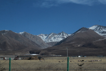 雪山山体与天空4