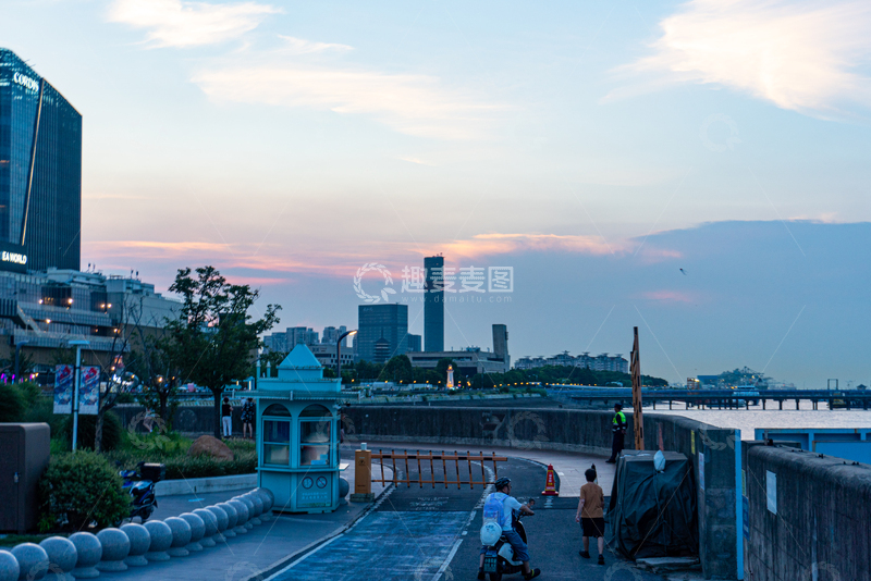 高清大图下载【趣麦麦图】邮轮港旅游度假区黄昏江景桥梁摄影素材