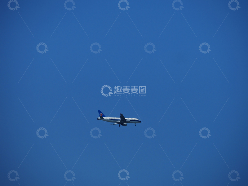 高清大图下载【趣麦麦图】-写实风蓝天飞行客机摄影素材