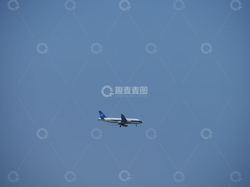 高清大图下载【趣麦麦图】-写实风飞机飞行蓝天摄影素材