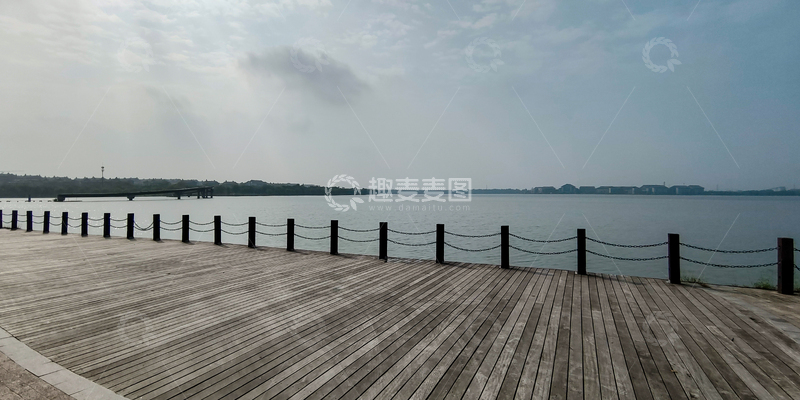 高清大图下载【趣麦麦图】嘉兴写实风湖畔木栈道风景摄影素材