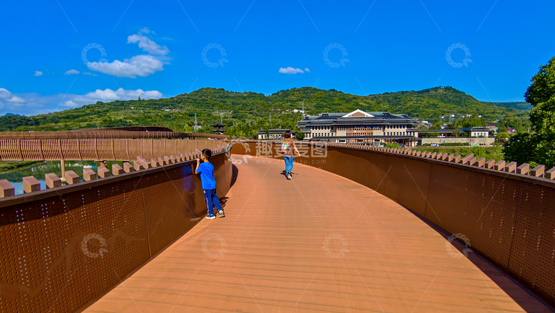 高清大图下载【趣麦麦图】-实景风木质栈道风景亲子摄影素材