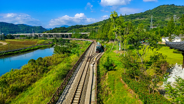 航拍风铁路穿行山水自然风光设计素材
