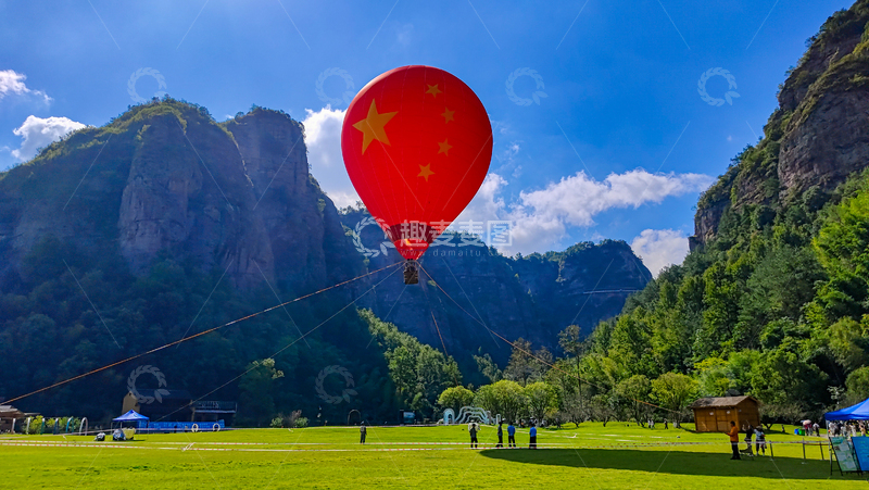 高清大图下载【趣麦麦图】-写实风中国国旗热气球自然风光设计素材