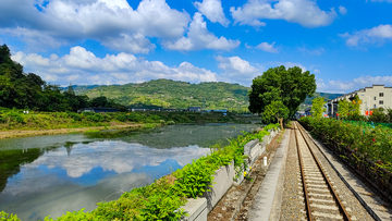风景摄影铁路旁湖景自然风光设计素材
