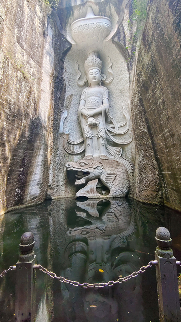 绍兴大佛寺石雕风佛像水池倒影设计素材