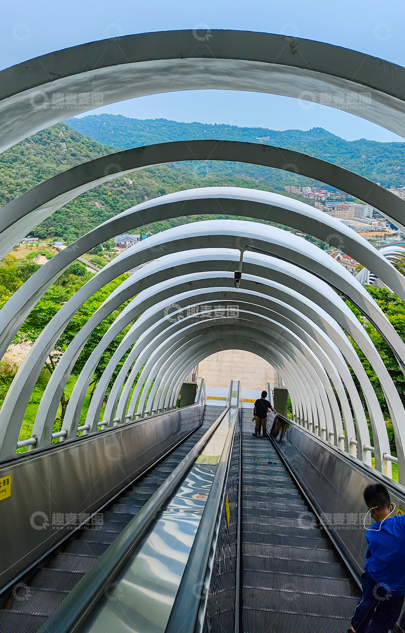 高清大图下载【趣麦麦图】-现代风厦门网红天桥自动扶梯设计素材