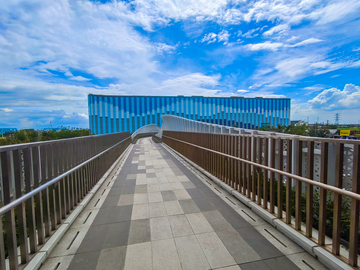 现代风城市阿尔卑斯天桥建筑摄影素材