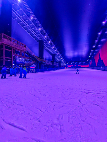 阿尔卑斯室内滑雪场夜景设计素材