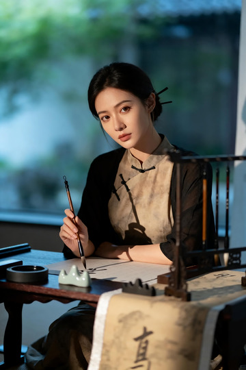 新中式女子伏案书法人像